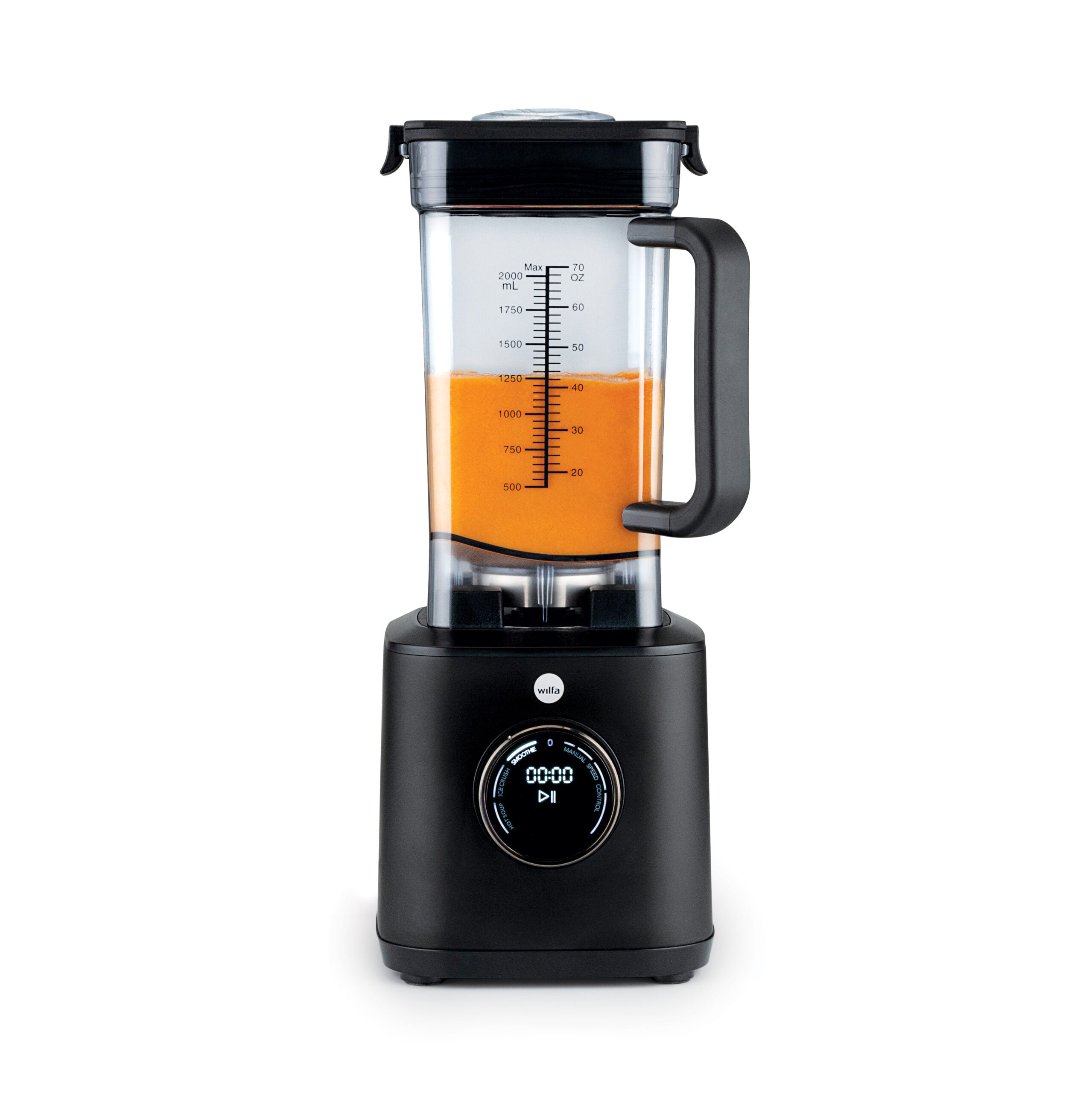 Schwarzer Mixer mit orangem Inhalt