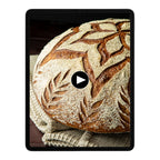 Brot mit Blumenmuster auf einem Tablet