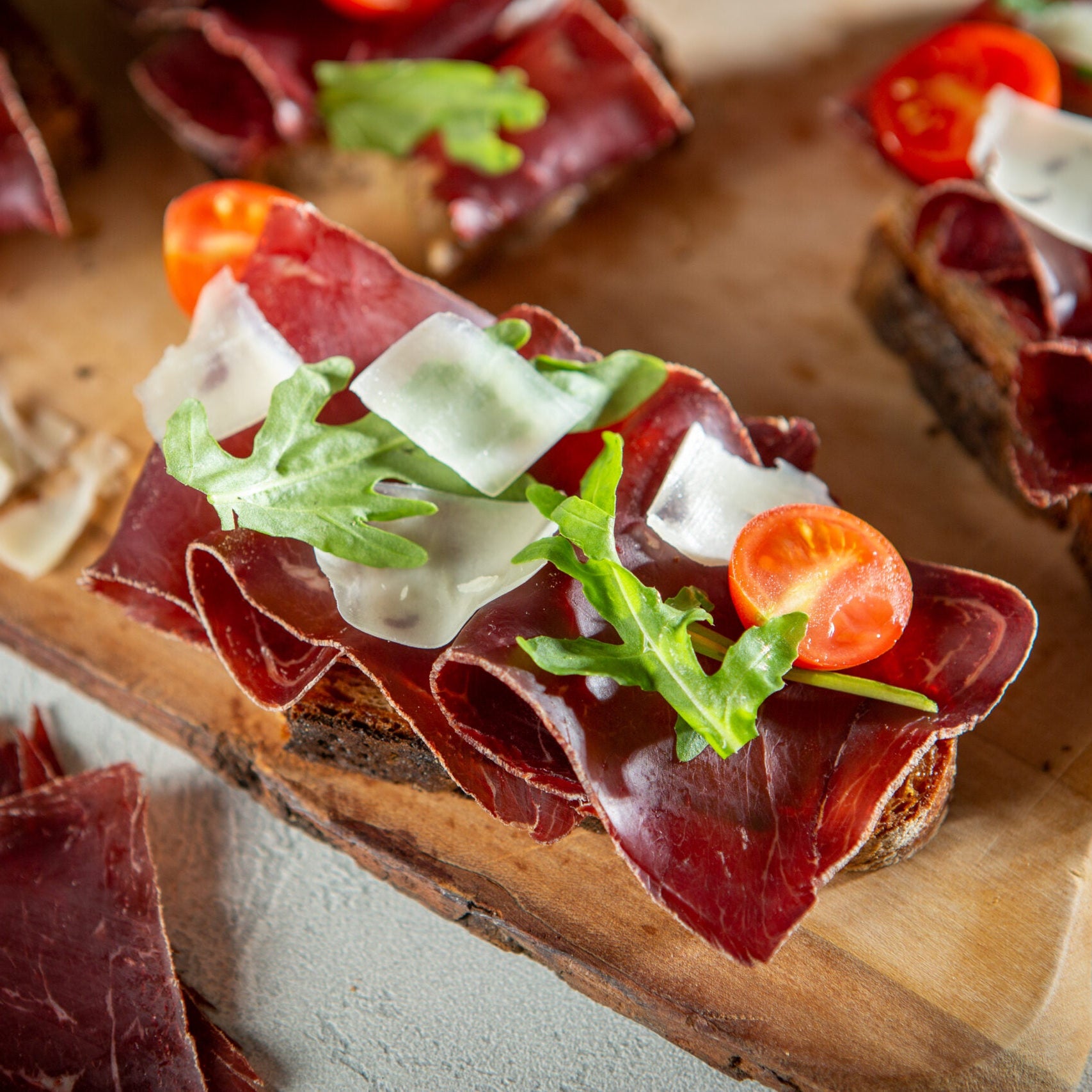 Bresaola-Brot mit Rucola, Tomaten