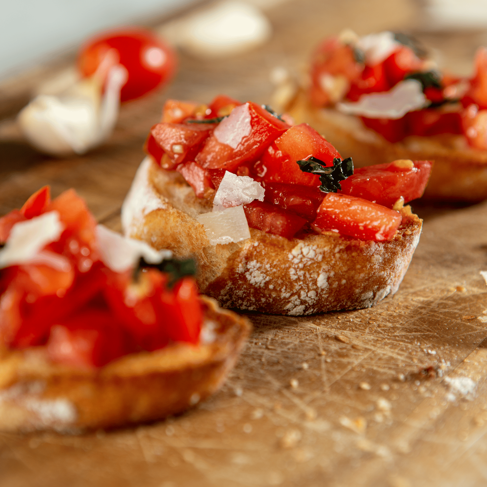 Bruschetta mit Tomaten auf Holzbrett