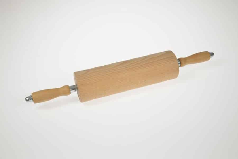 Holz-Teigroller auf weißem Hintergrund