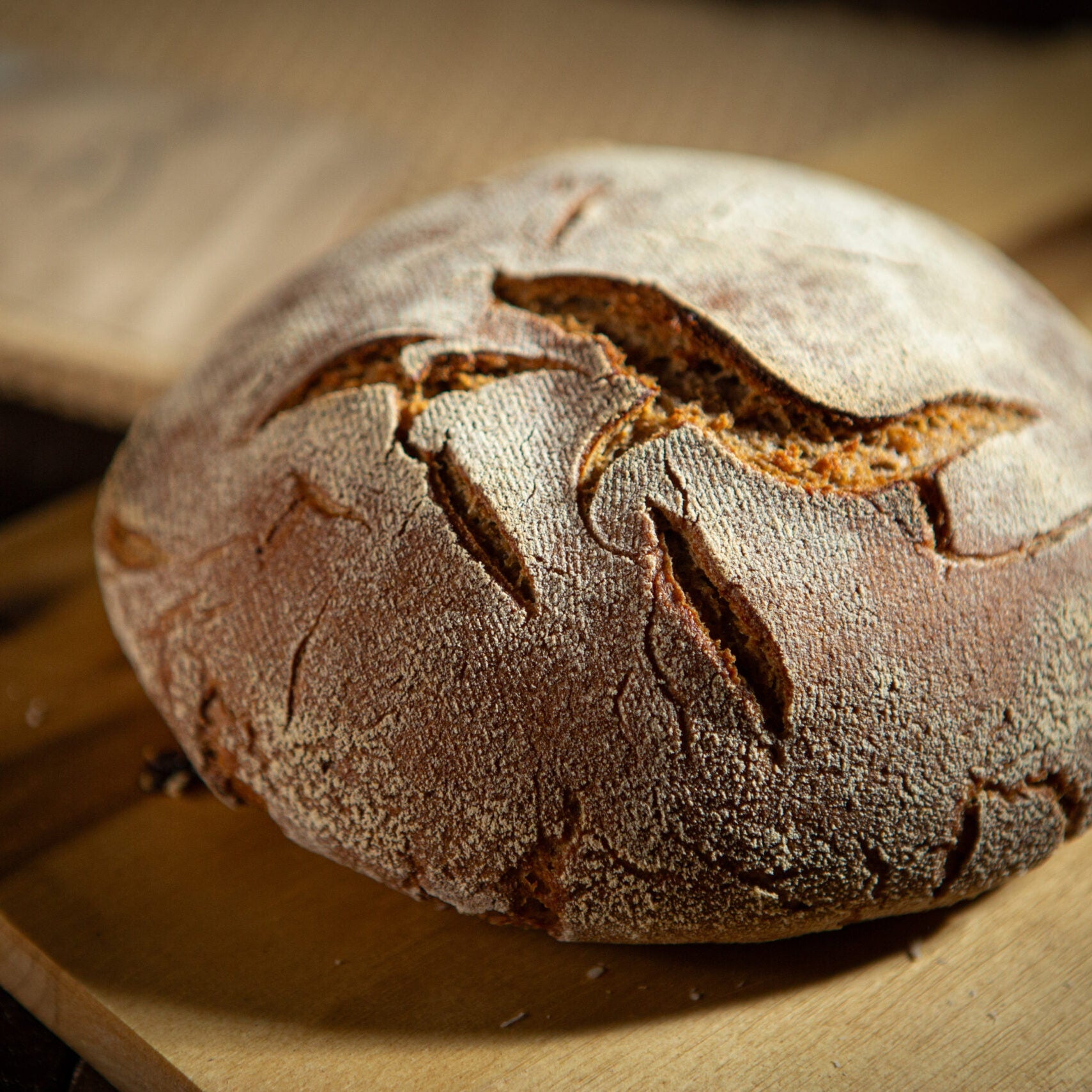 Rustikales Bauernbrot auf Holzbrett