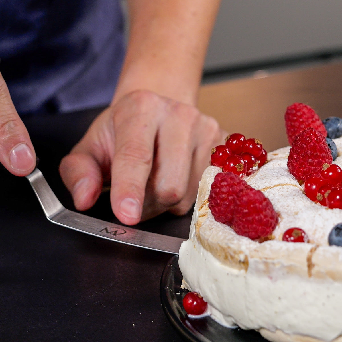 Marcel Paa schneidet Beeren-Torte