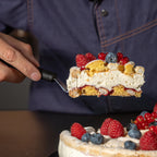 Marcel Paa serviert Beerenkuchen