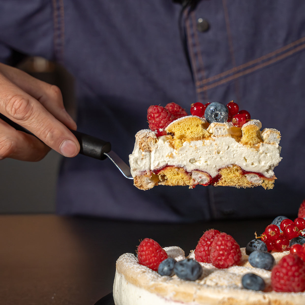 Marcel Paa serviert Beerenkuchen