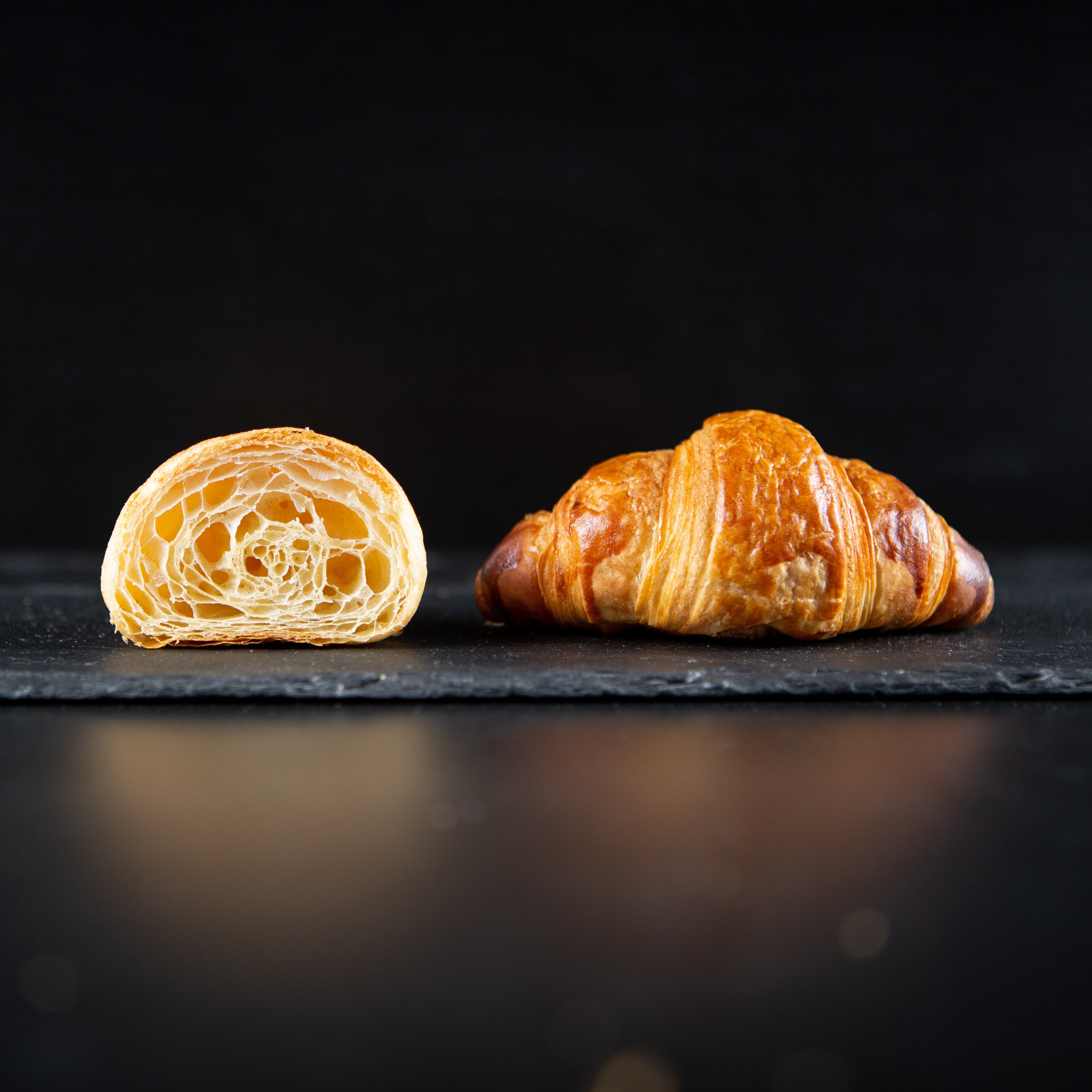 Croissant halbiert und ganz