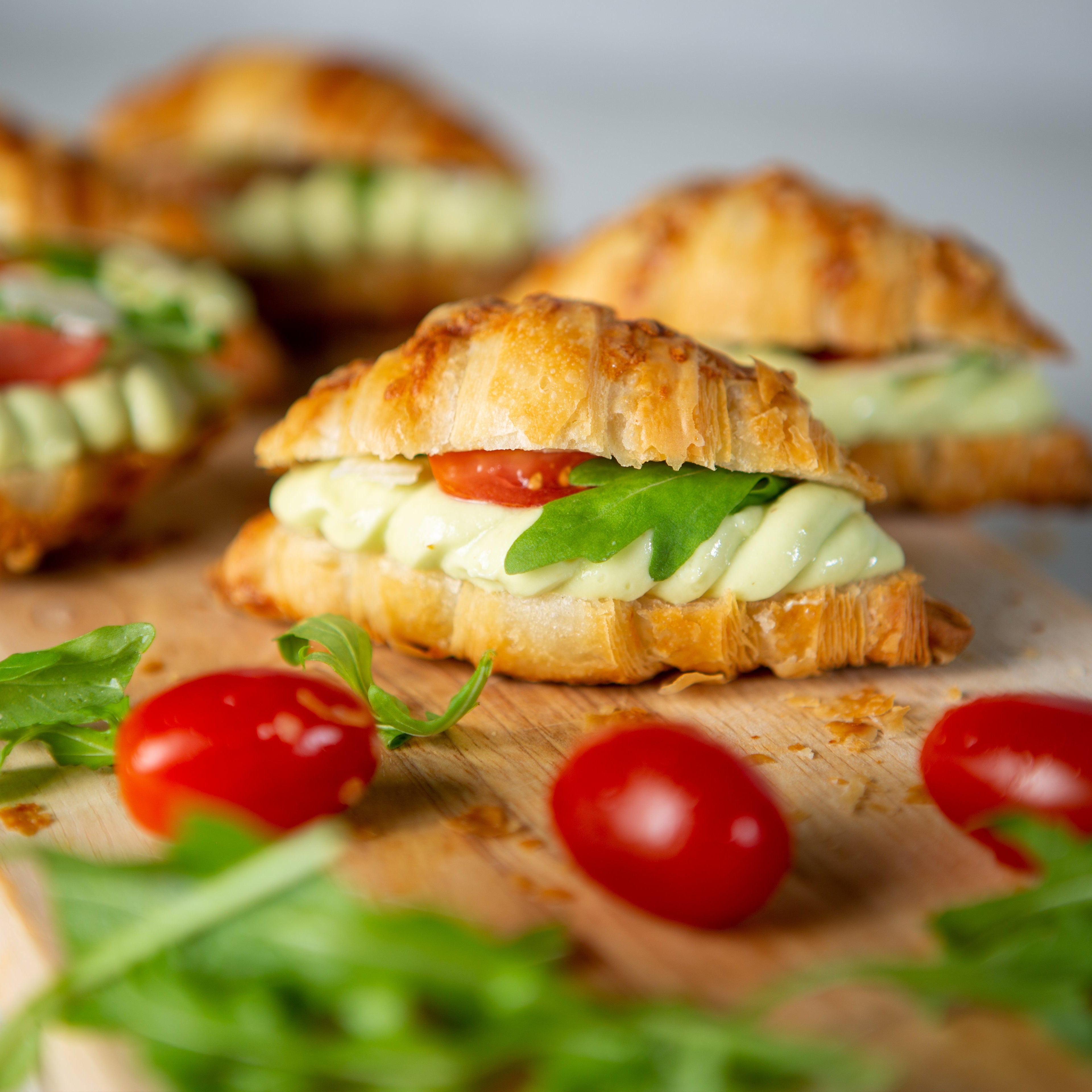 Croissants mit Avocado Frischkase