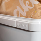 Weiße Aufbewahrungsbox mit Papier.