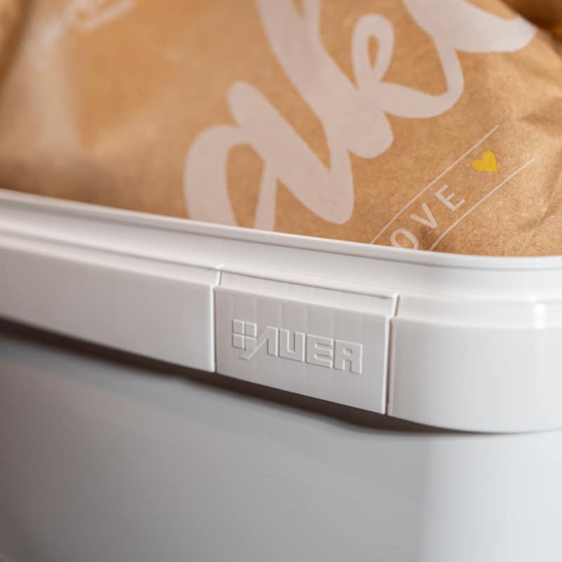 Weiße Aufbewahrungsbox mit Papier.