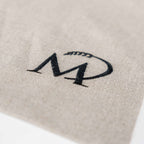 Besticktes M-Logo auf Stoff