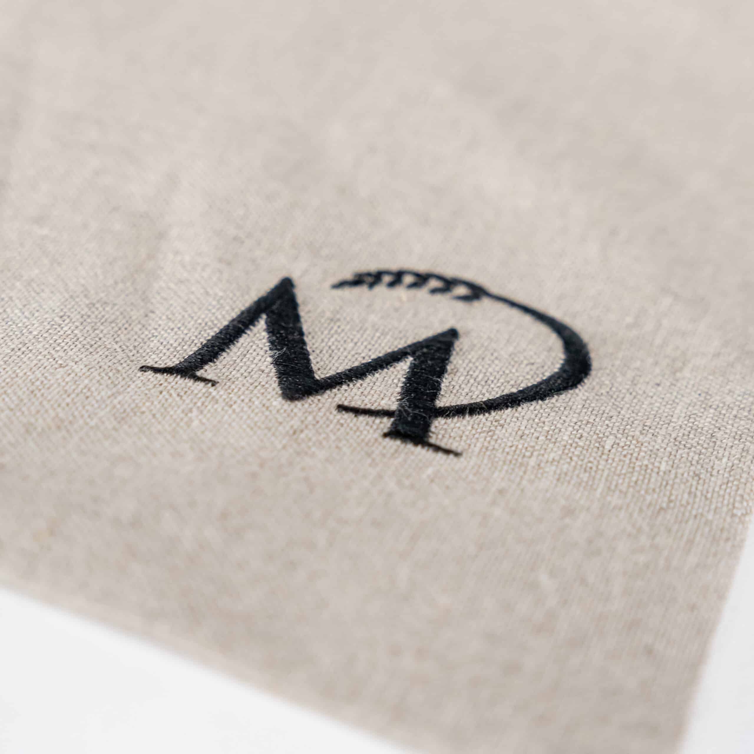 Besticktes M-Logo auf Stoff