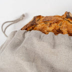 Brot im Leinenbeutel auf Tisch