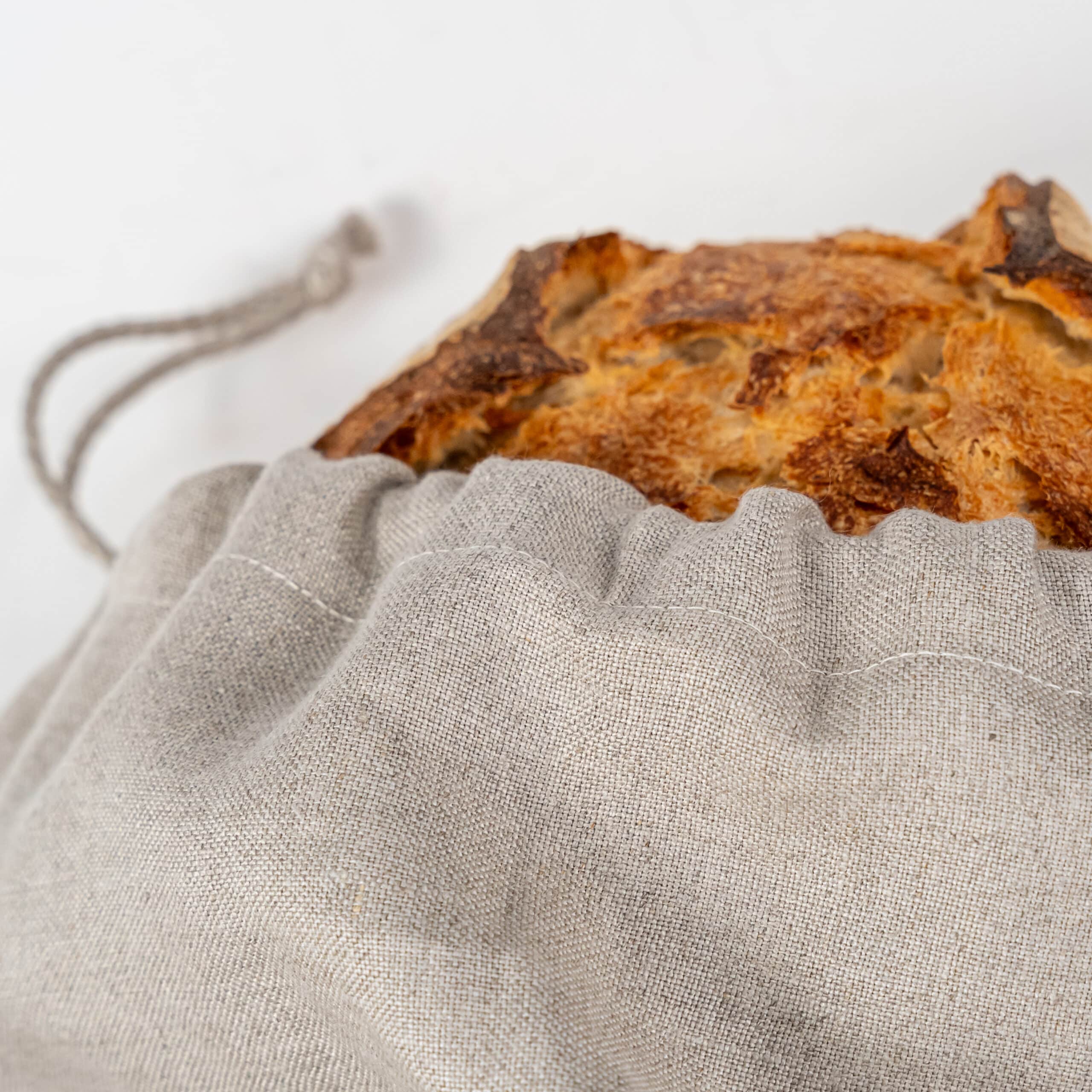 Brot im Leinenbeutel auf Tisch