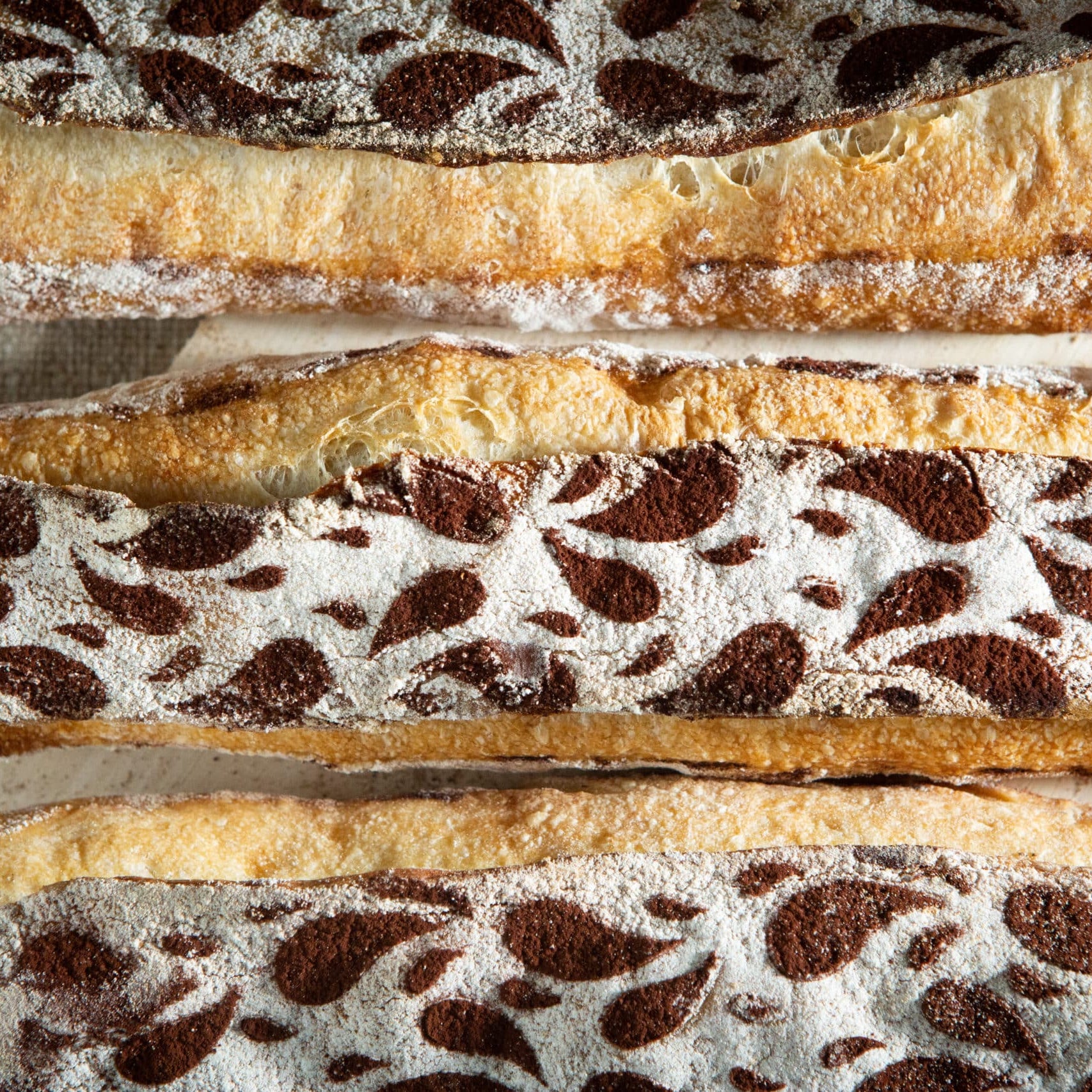 Baguettes mit dekorativem Mehlmuster