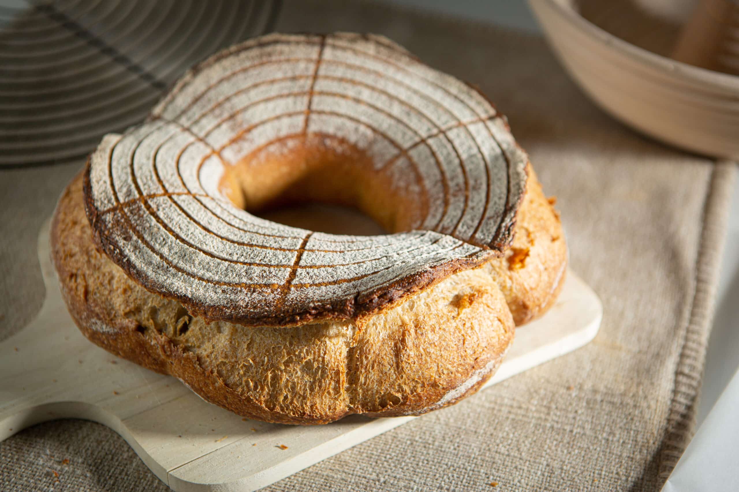 Rustikaler Kranzbrot-Laib auf Holzbrett