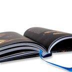 Aufgeschlagenes Buch mit Leseband