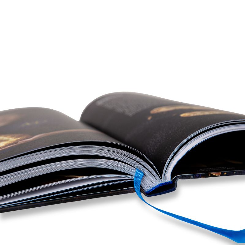 Aufgeschlagenes Buch mit Leseband