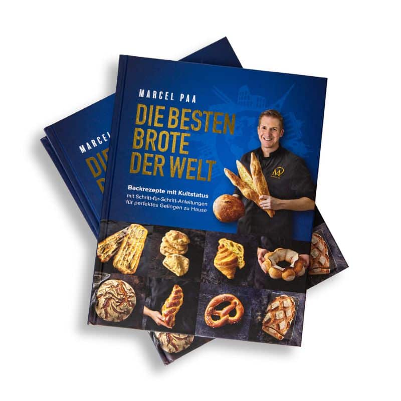 Marcel Paa mit Brotrezept-Buch