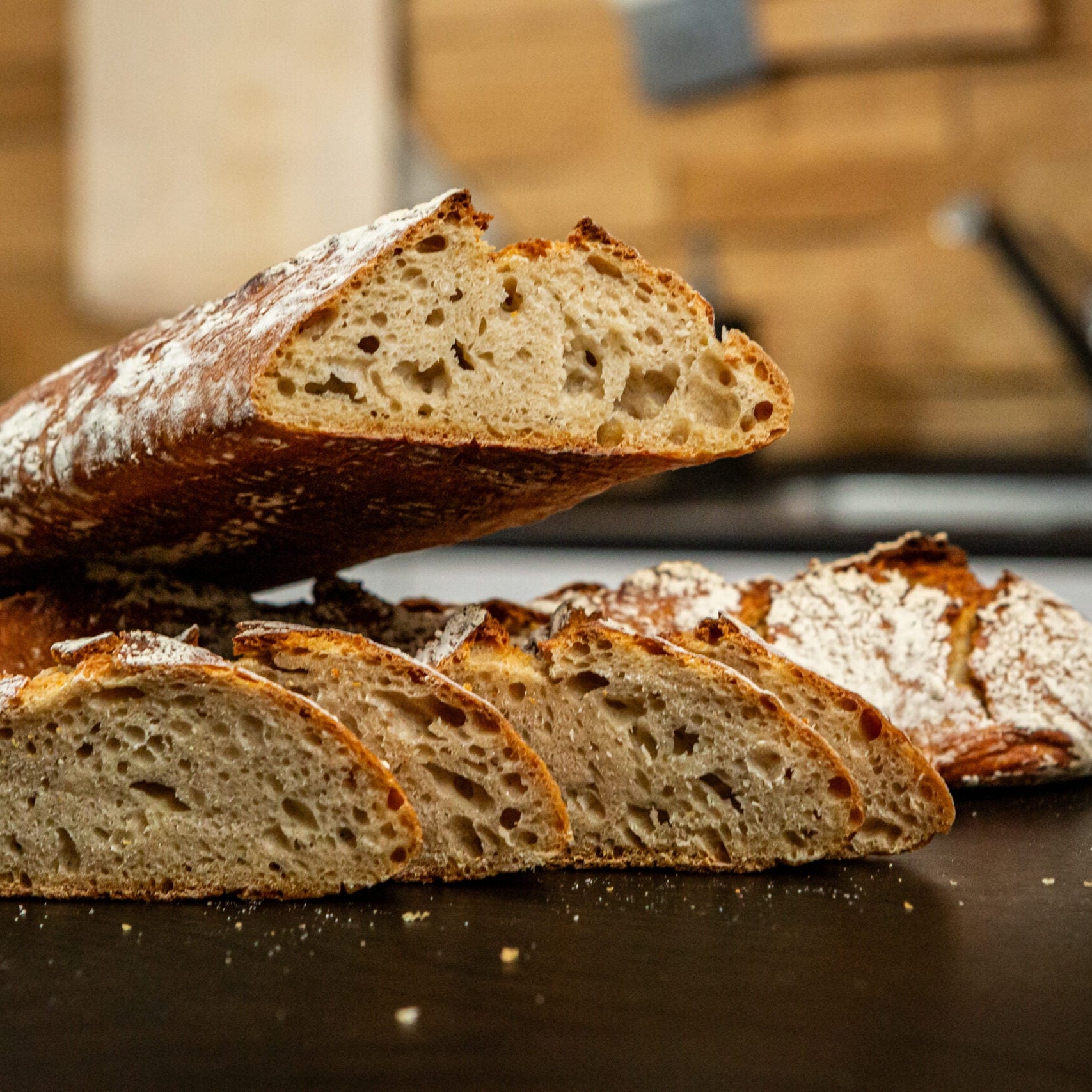 Aufgeschnittenes rustikales Baguette auf Tisch