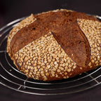 Dunkles Brot mit Haferflocken