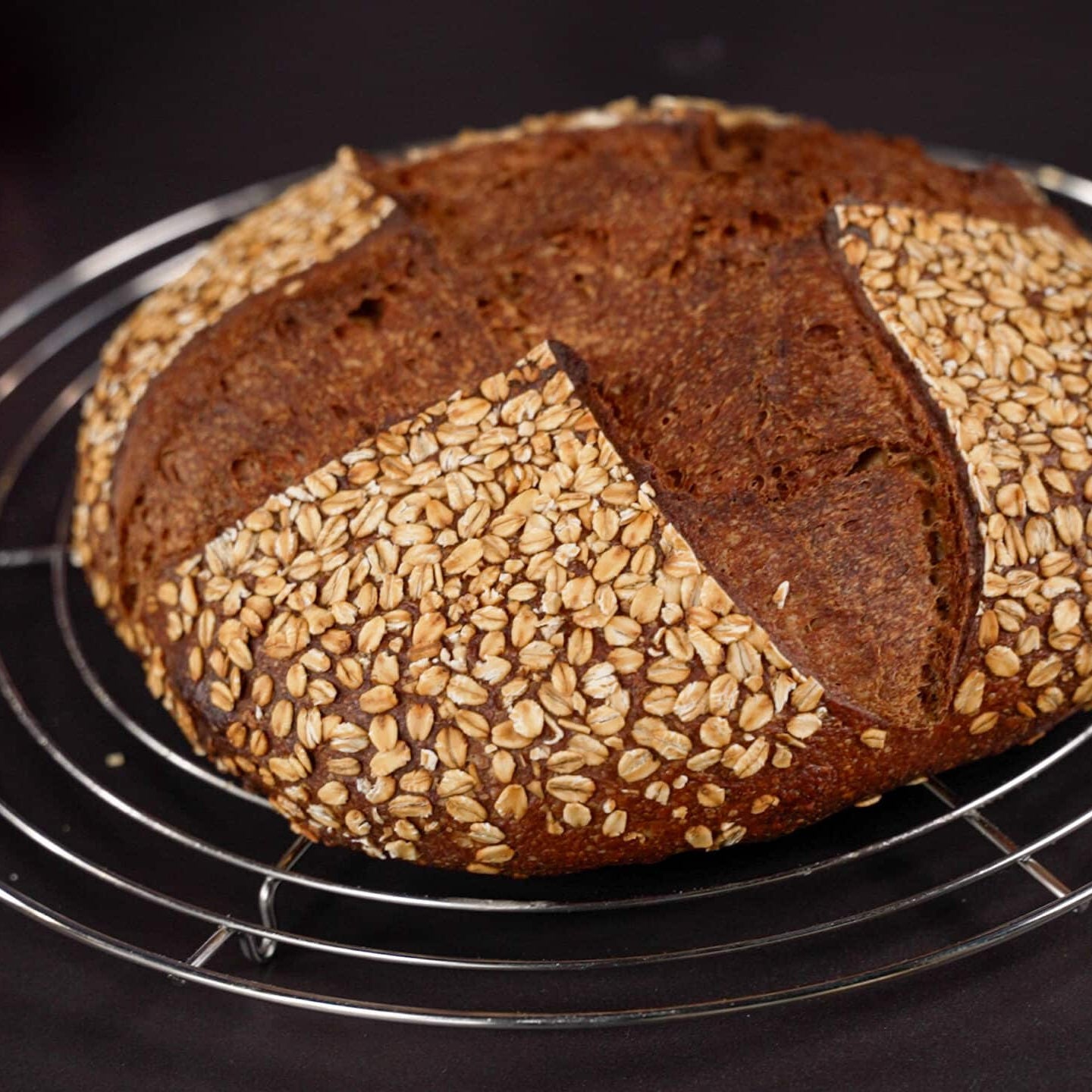 Dunkles Brot mit Haferflocken