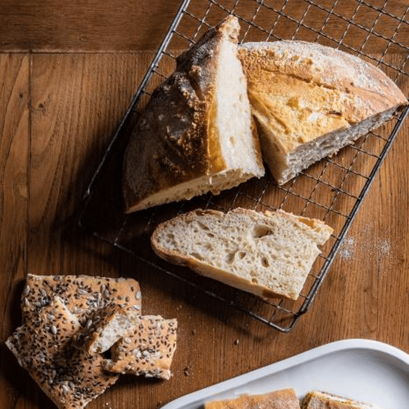 Brot und Knäckebrot auf Gitter.