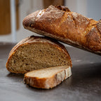 Brotlaib und Brotscheiben auf Tisch