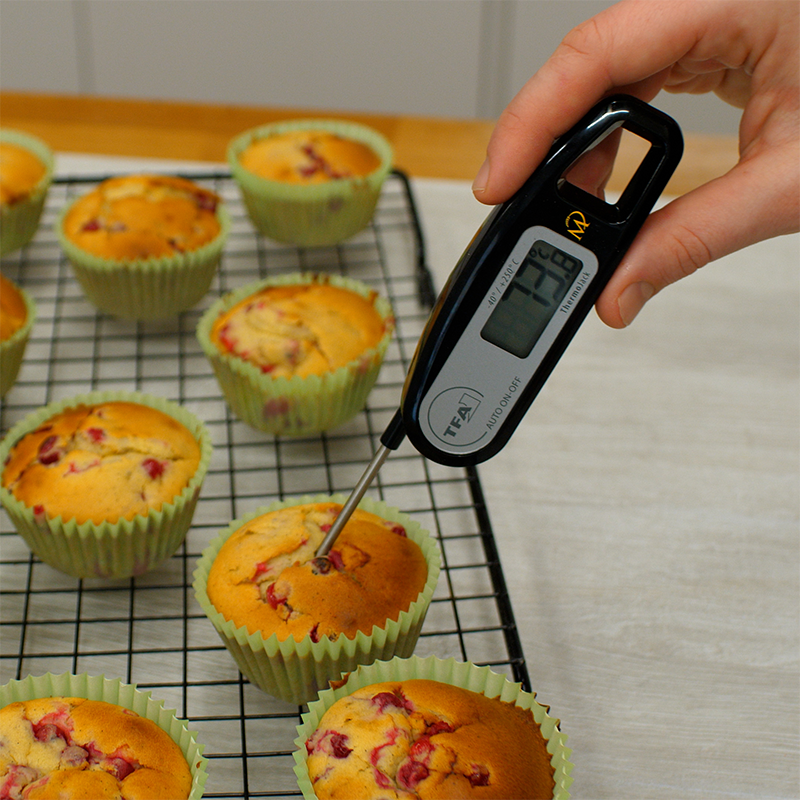 Backthermometer misst Muffin-Temperatur