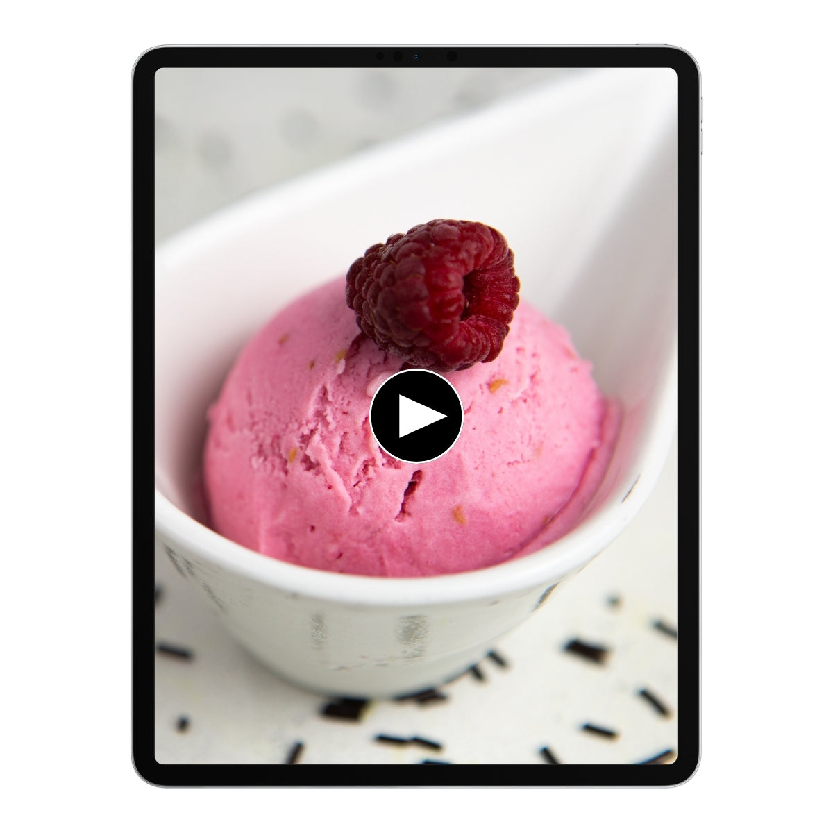 Himbeereis mit frischer Himbeere auf einem Tablet