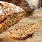 Frisches Brotlaib mit Brotscheibe