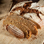 Geschnittenes Karottenbrot auf Holzbrett