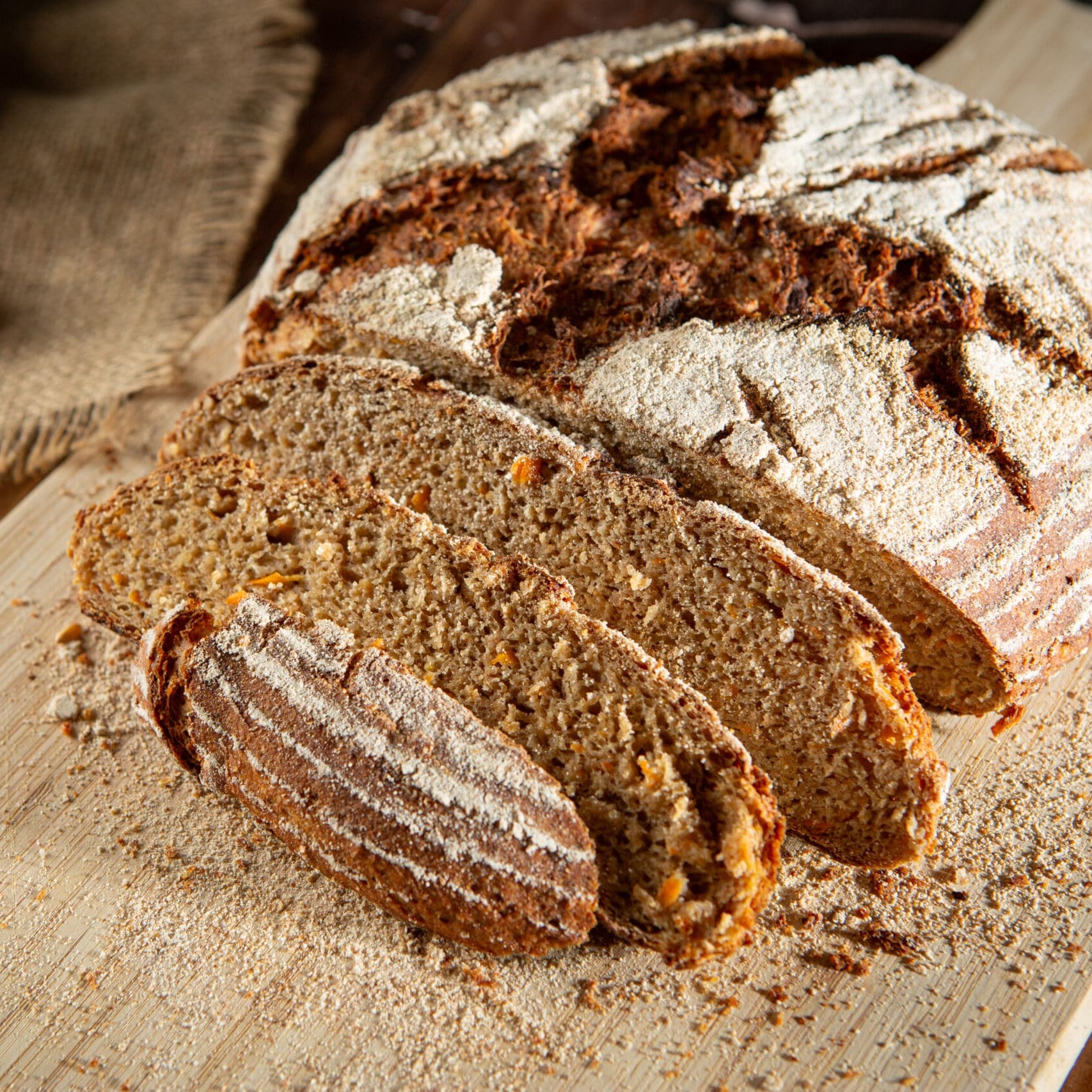 Geschnittenes Karottenbrot auf Holzbrett