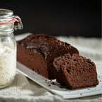 Schokoladenkuchen und Sauerteig im Glas