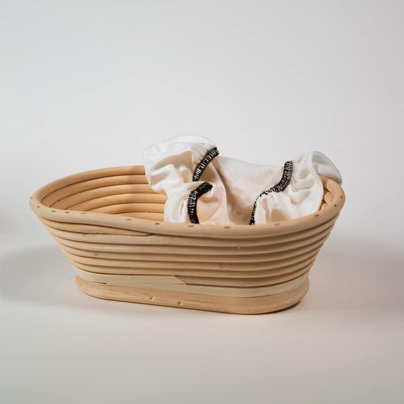 Gärkorb mit Tuch, freigestellt