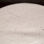 Wasserabweisendes Bäckerleinen mit Wassertropfen