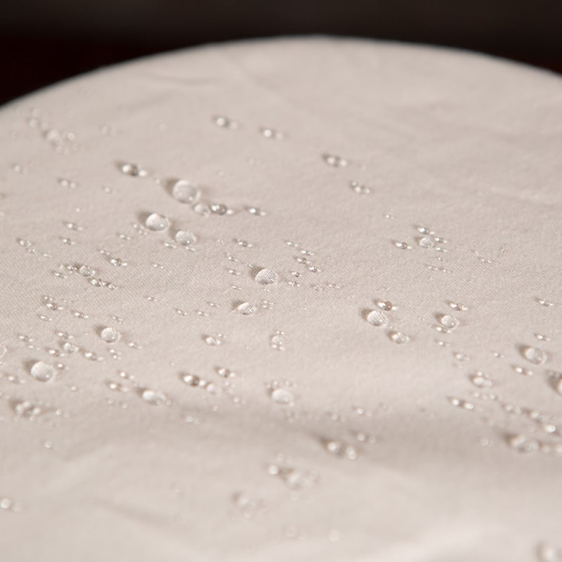 Wasserabweisendes Bäckerleinen mit Wassertropfen