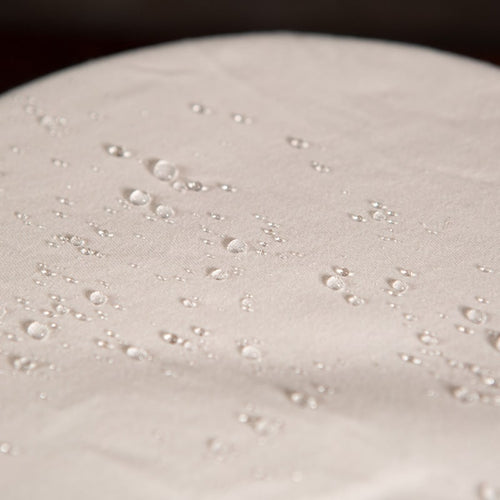 Wasserabweisendes Bäckerleinen mit Wassertropfen