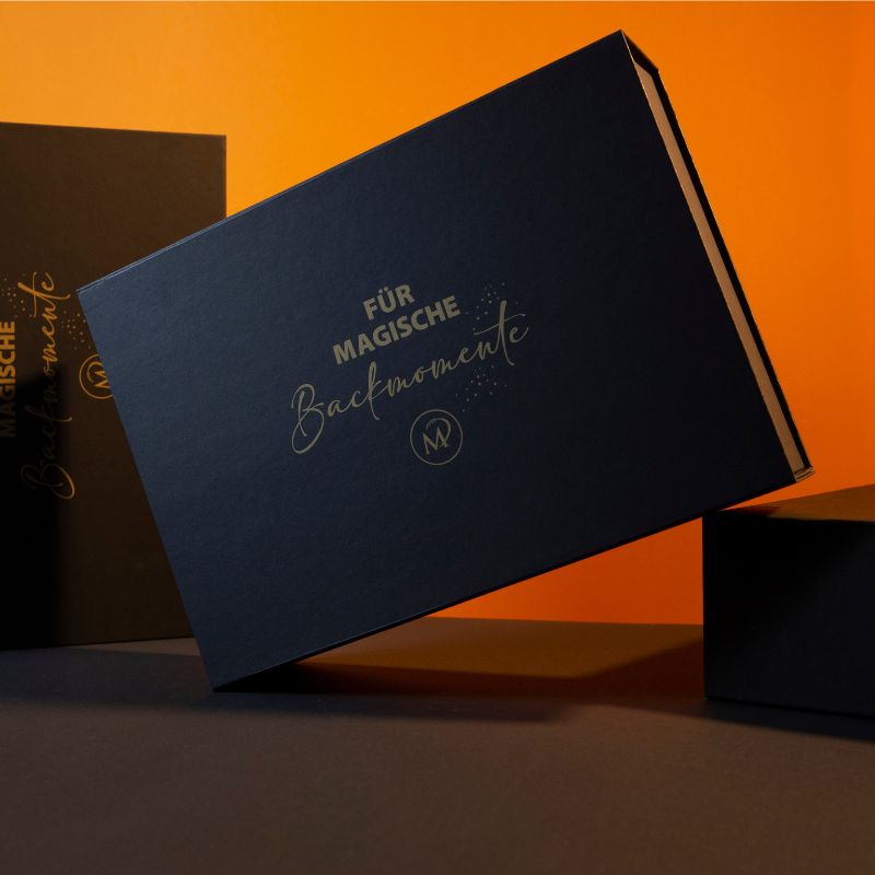 Schwarze Geschenkbox mit goldener Aufschrift