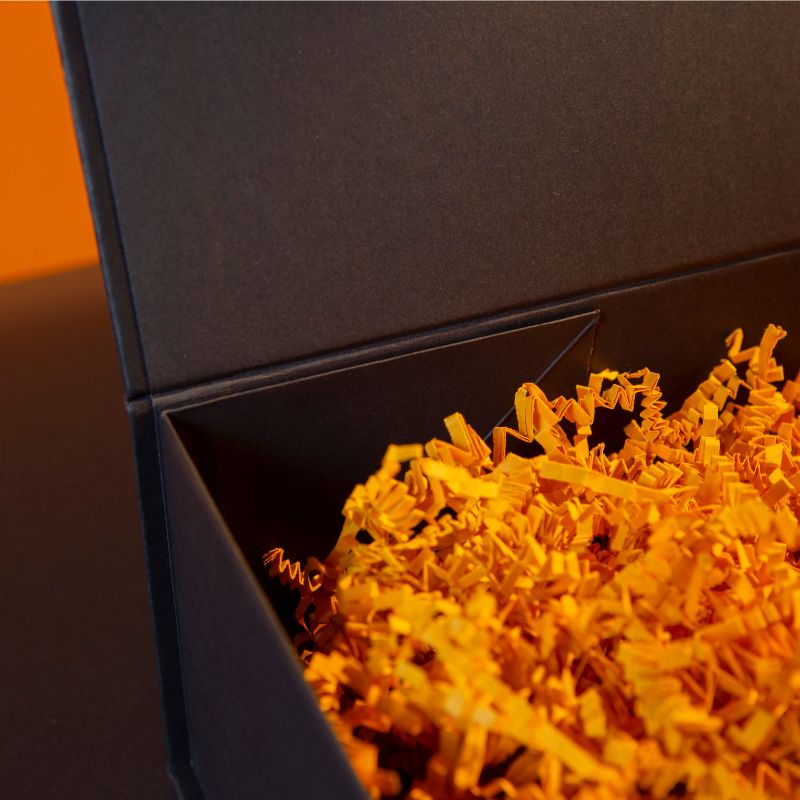 Schwarze Geschenkbox mit Füllmaterial