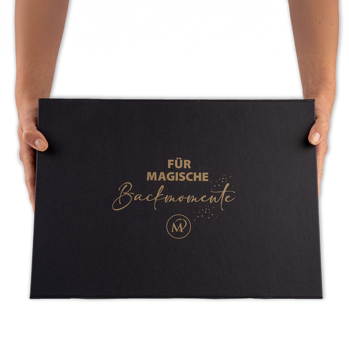 Hände halten schwarze Geschenkbox