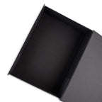 Schwarze, leere Geschenkbox geöffnet