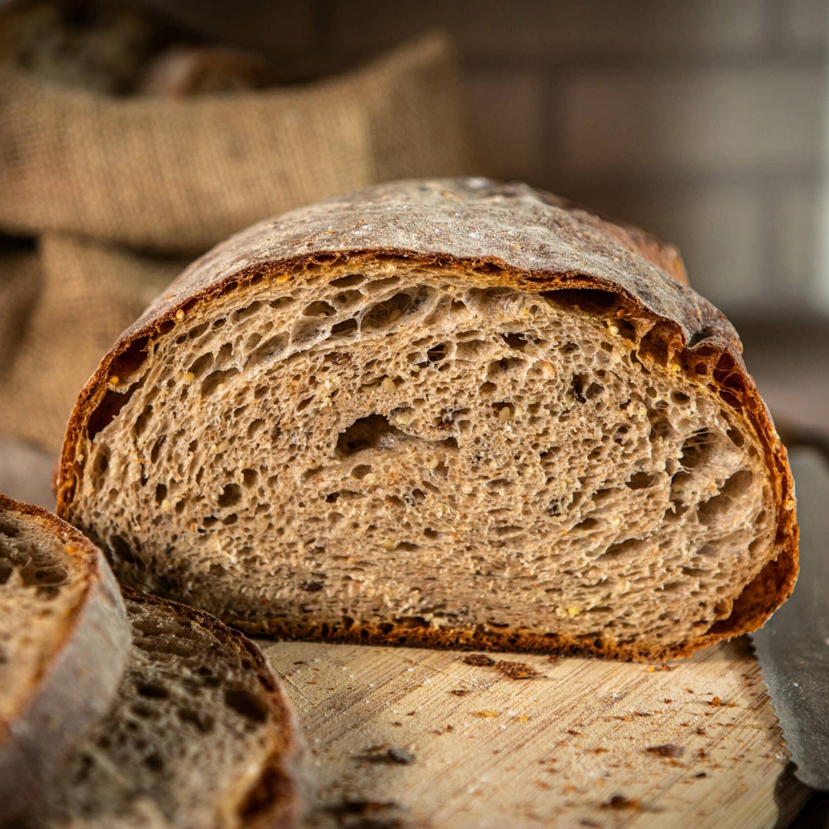 Frisches Bauernbrot auf Holzbrett