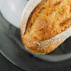 Frisch gebackenes Brot auf Teller