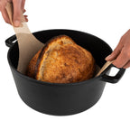 Brot wird aus Topf gehoben