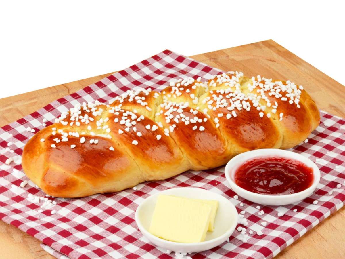 Hefezopf mit Butter und Marmelade