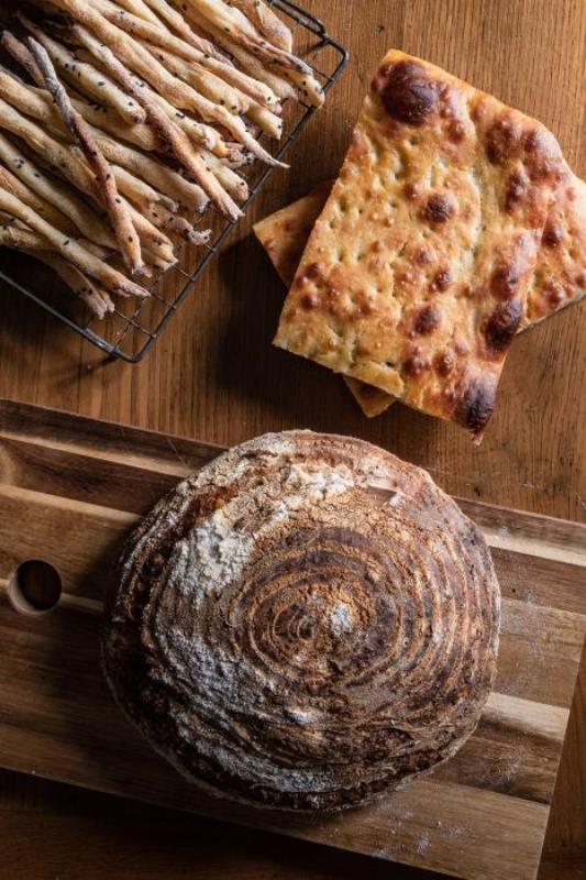 Brot, Focaccia und Grissini Holzbrett