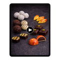 Hausgemachte Pralinen auf einem Tablet