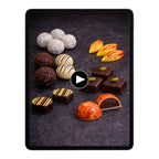 Hausgemachte Pralinen auf einem Tablet