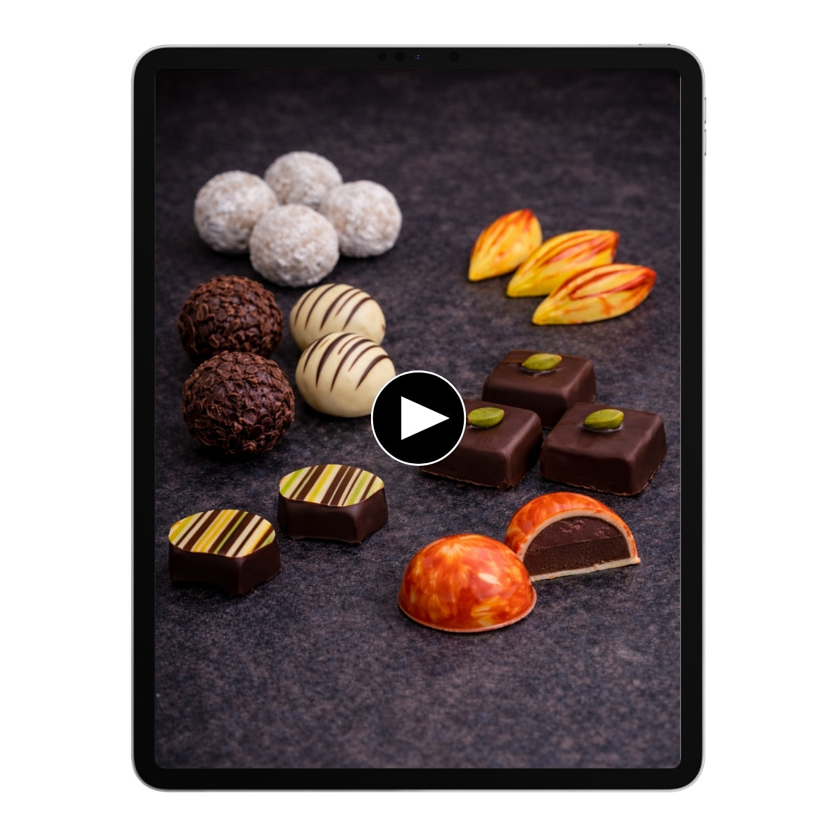Hausgemachte Pralinen auf einem Tablet