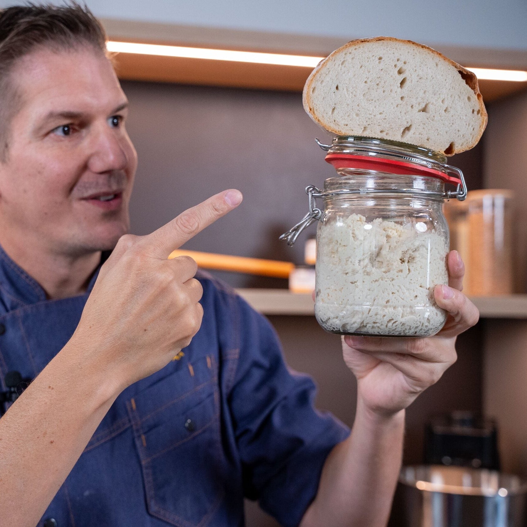 Marcel Paa mit Sauerteigbrot